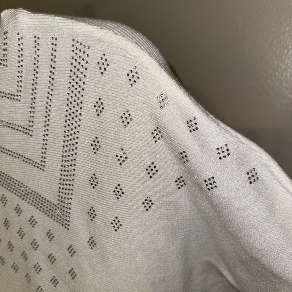 Elegant White Crew Neck Sweater - Picture 3 of 9
